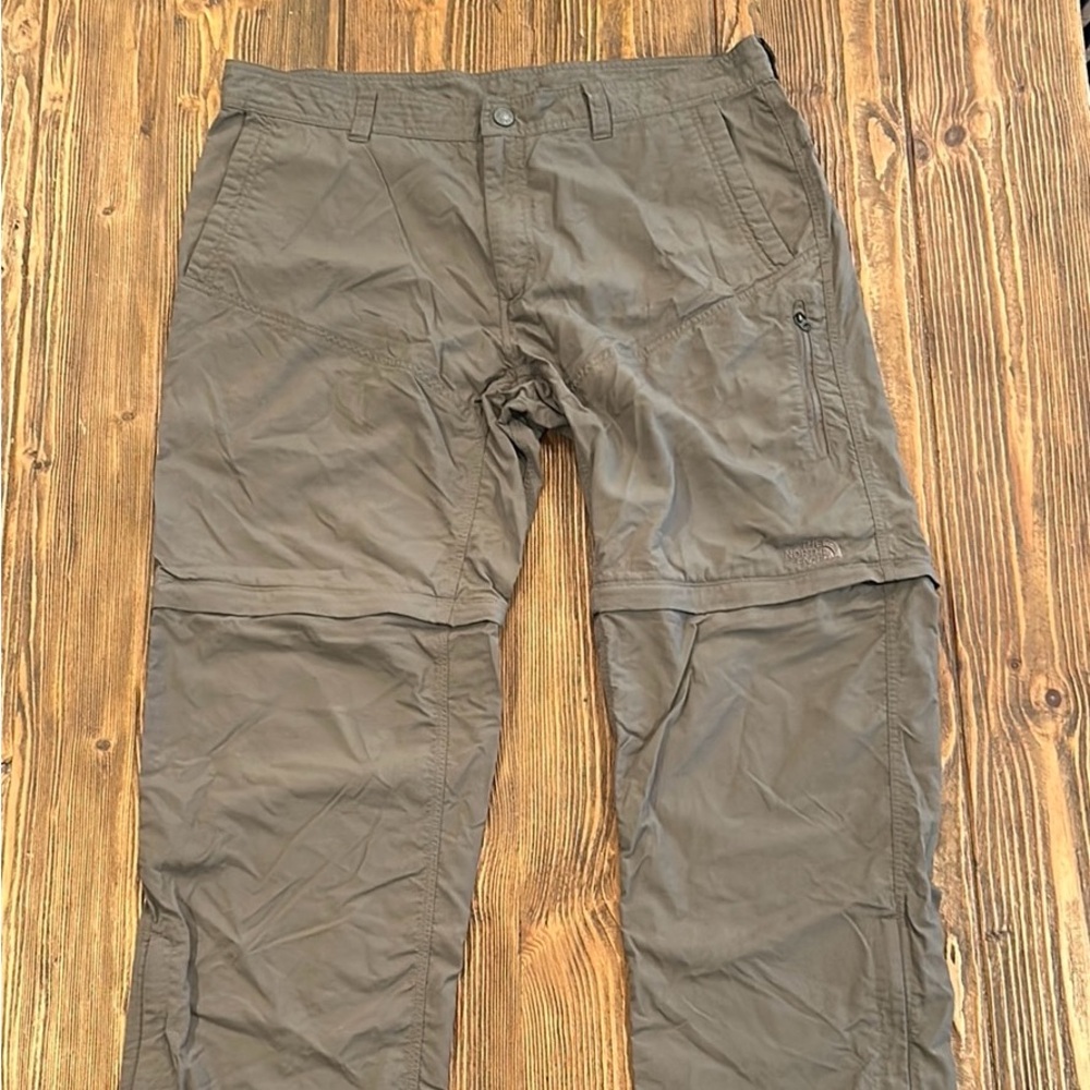 North Face Men’s convertible pants. Size 38. Olive color.
